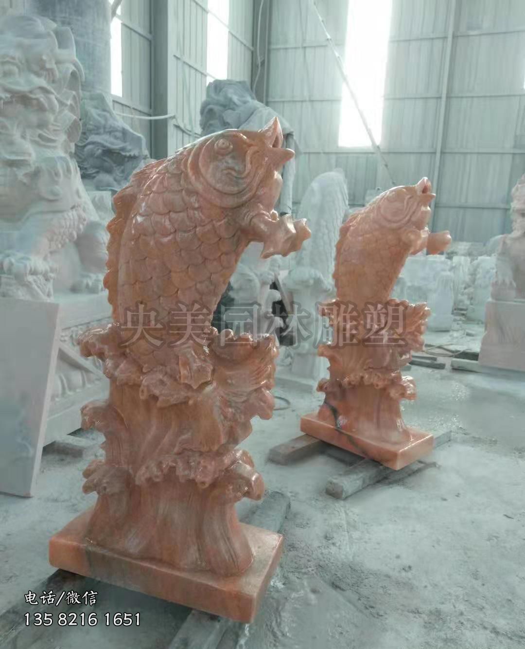 晚霞红喷水鲤鱼石雕