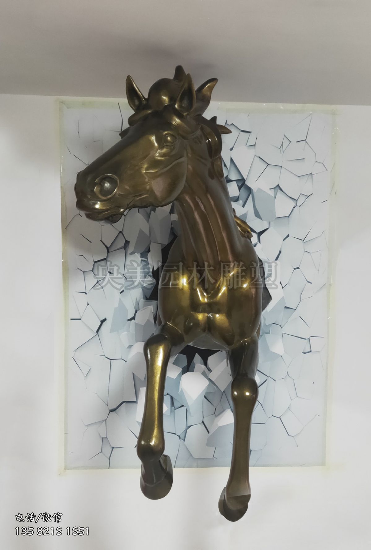 仿铜色玻璃钢穿墙马雕塑