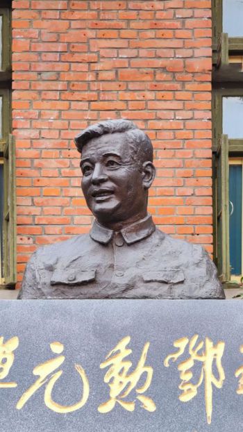 玻璃钢仿铜邓稼先半身像雕塑