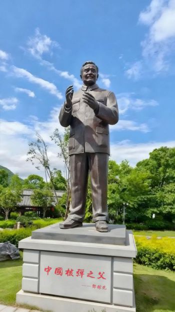 玻璃钢仿铜邓稼先雕塑