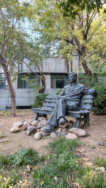 坐姿玻璃钢仿铜邓稼先雕塑