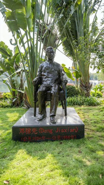 玻璃钢仿铜邓稼先雕塑