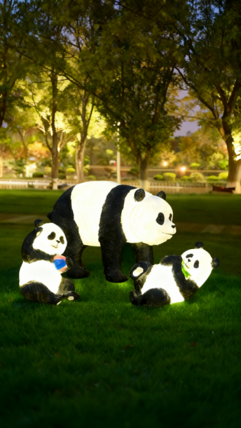 玻璃钢发光熊猫雕塑 (8)