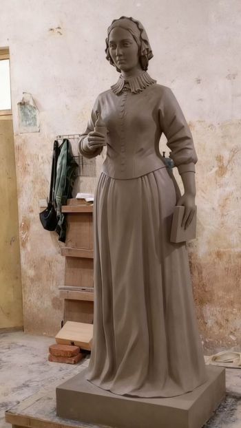 玻璃钢南丁格尔雕塑泥稿