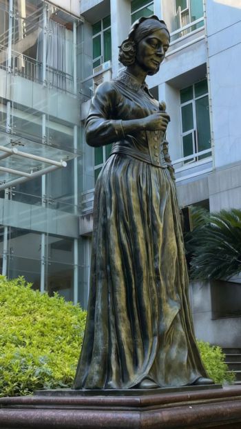 玻璃钢南丁格尔雕塑