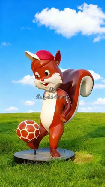 踢足球的玻璃钢卡通松鼠雕塑