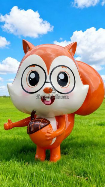 戴眼镜抱松果玻璃钢卡通松鼠雕塑