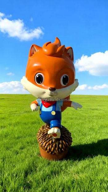 踩在松果上的玻璃钢卡通松鼠雕塑