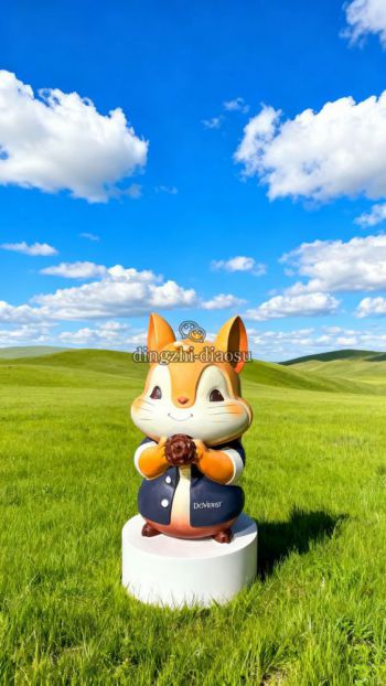 双手抱松果玻璃钢卡通松鼠雕塑