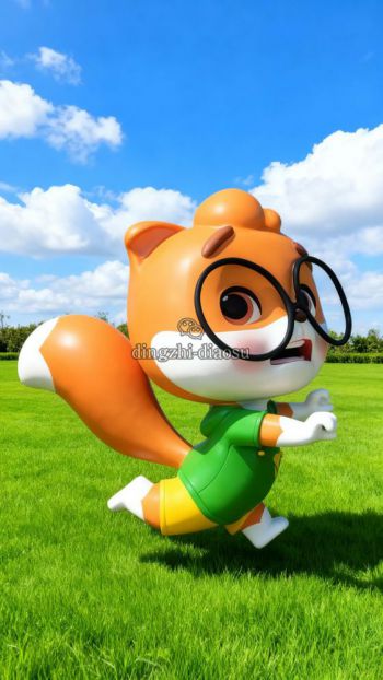 戴眼镜的玻璃钢卡通松鼠雕塑