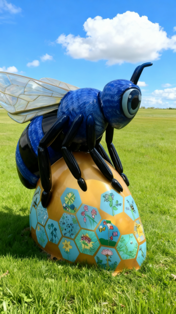 玻璃钢卡通蜜蜂雕塑 (14)