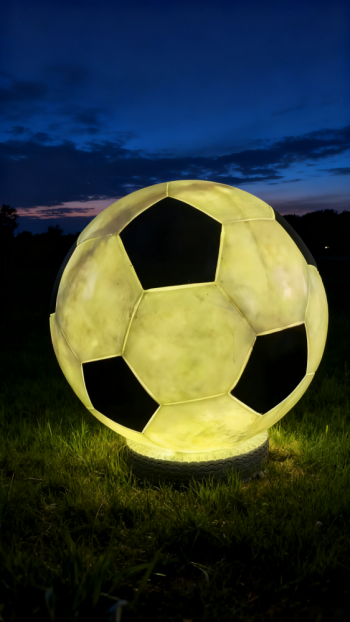 半透明玻璃钢发光足球雕塑 (4)