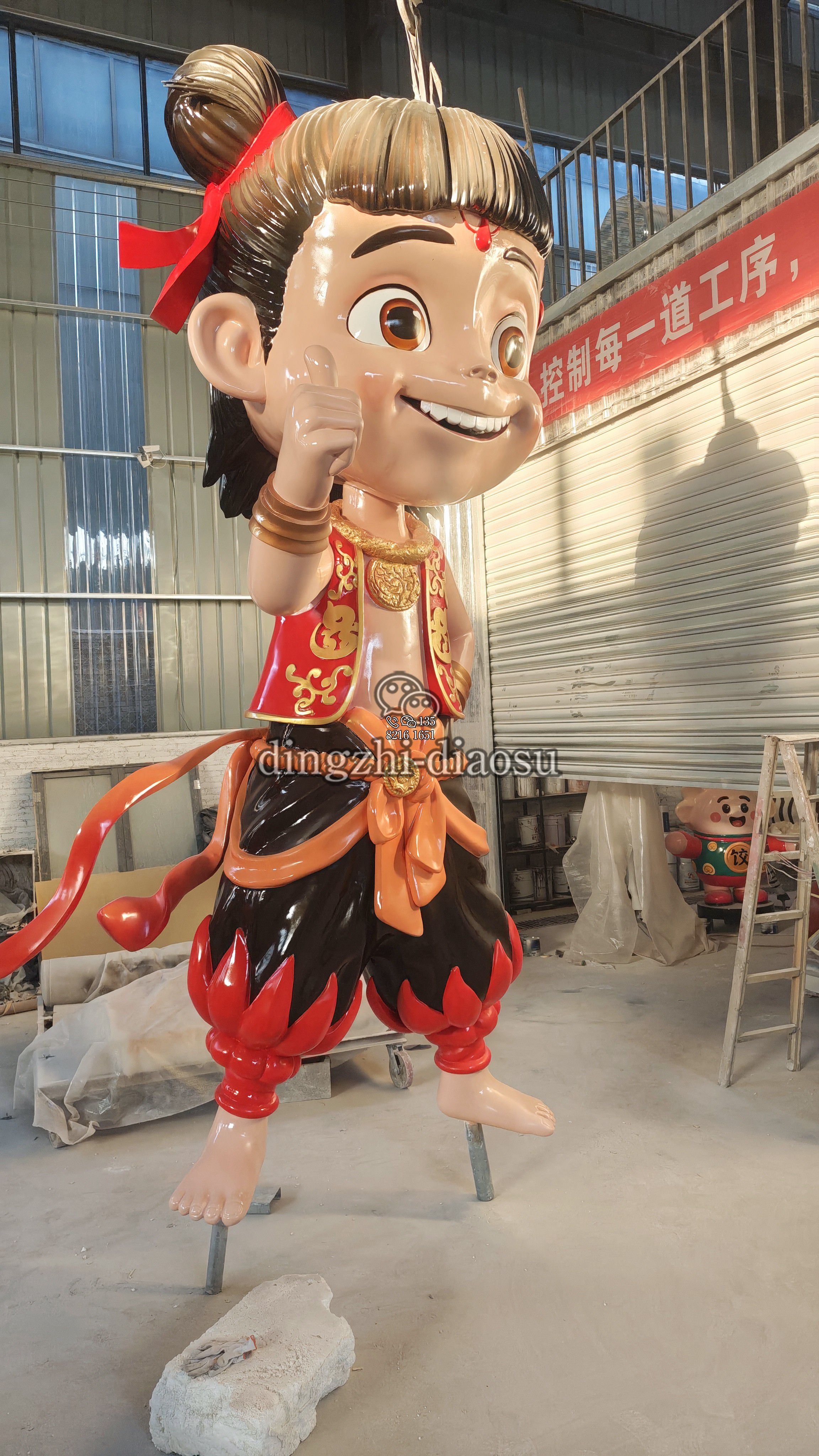4米高站姿哪吒 大型玻璃钢雕塑