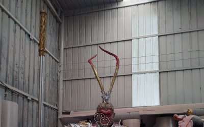 云朵坐姿竖棍齐天大圣孙悟空玻璃钢雕塑定制，源头厂家来图加工