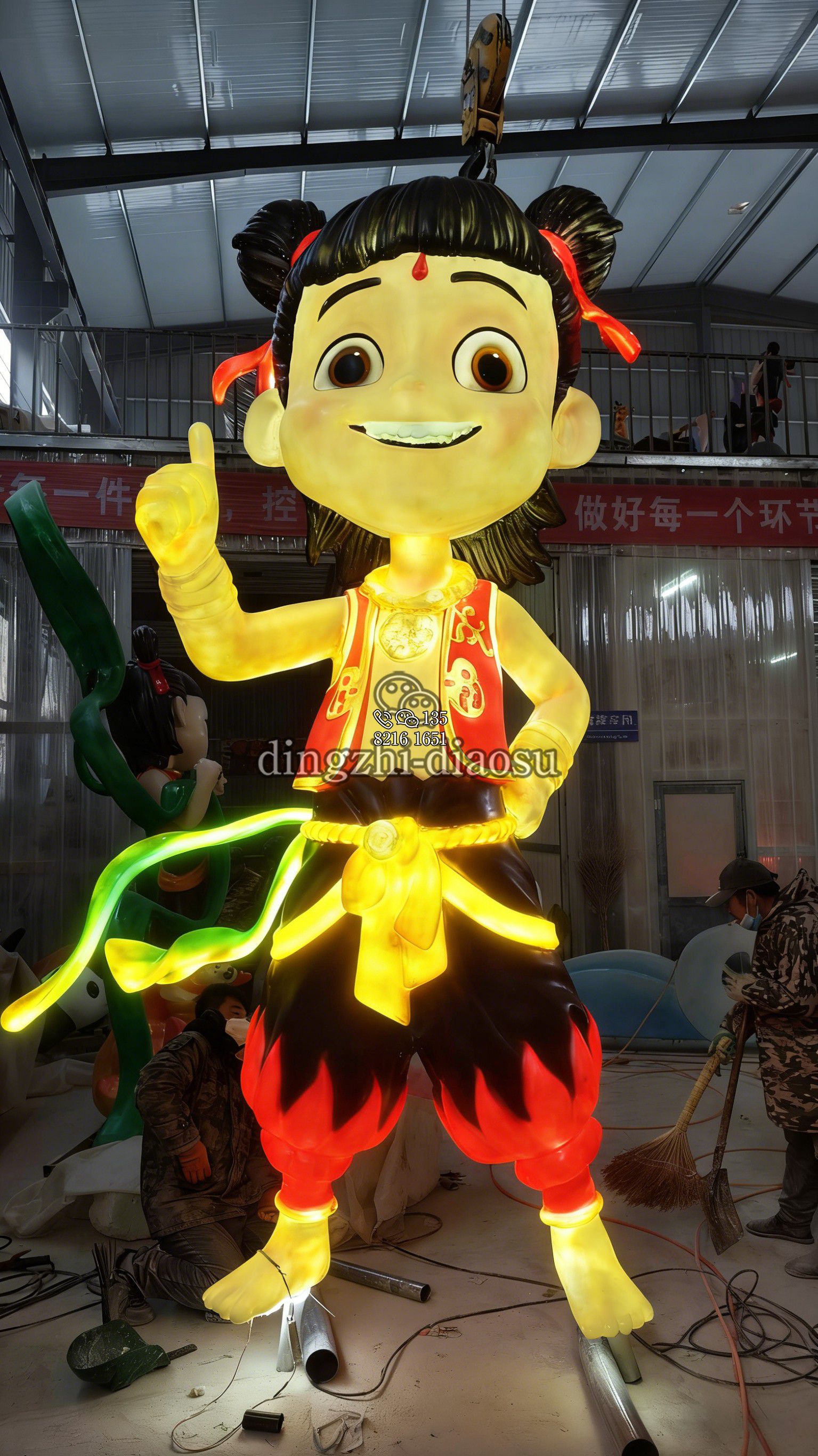 4米透明发光哪吒 大型玻璃钢雕塑
