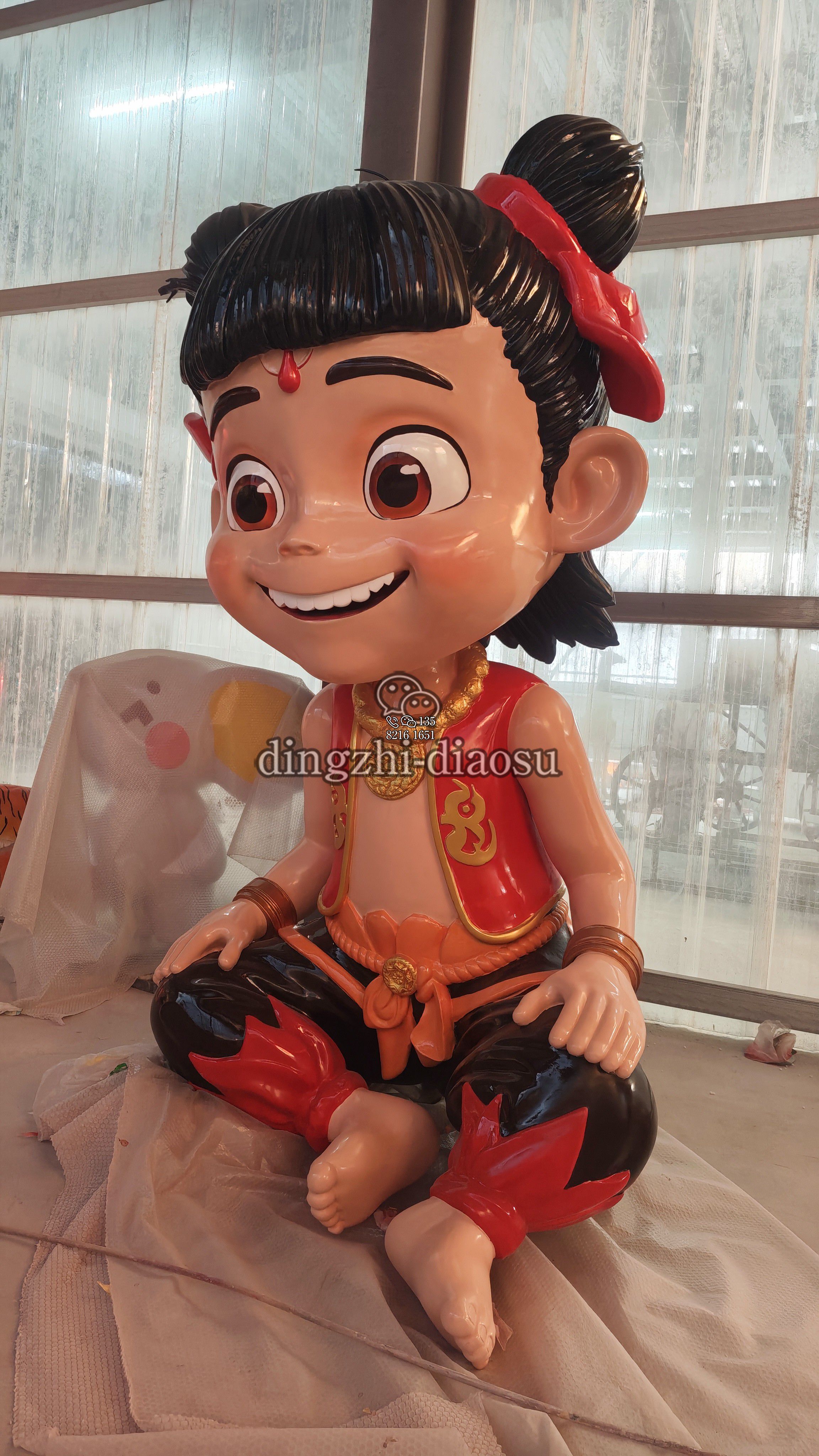 2米高坐姿哪吒玻璃钢雕塑