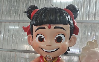 超萌！2米高坐姿比心哪吒玻璃钢雕塑来袭