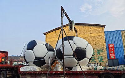 震撼！4米玻璃钢足球雕塑来袭